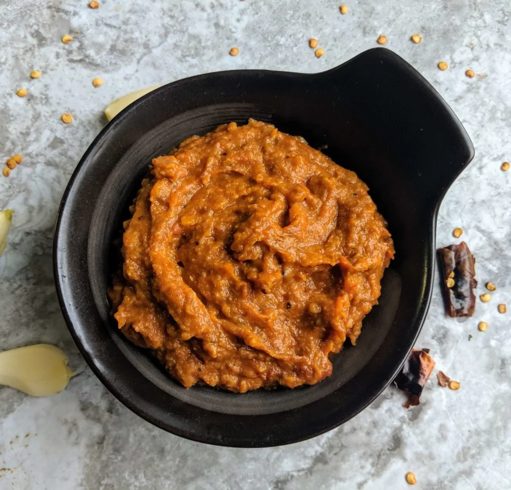 Tomato garlic chutney is a spicy & tangy chutney made from fresh raw garlic as the main ingredient along with onion, tomatoes & other spices.